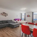 Velke Na Velkem Namesti S Vybavenou Kuchyni 公寓 Hradec Králové