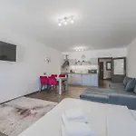 Velke Na Velkem Namesti S Vybavenou Kuchyni * Hradec Králové