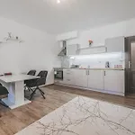 Velke Na Velkem Namesti S Vybavenou Kuchyni * Hradec Králové