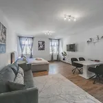 Velke Na Velkem Namesti S Vybavenou Kuchyni *