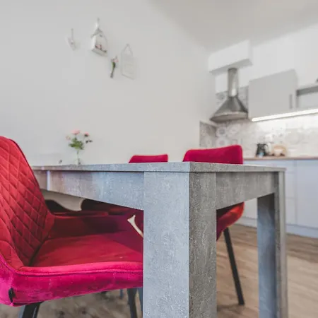 Velke Na Velkem Namesti S Vybavenou Kuchyni Apartment