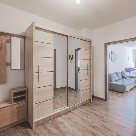 Apartment Velke Na Velkem Namesti S Vybavenou Kuchyni Hradec Králové