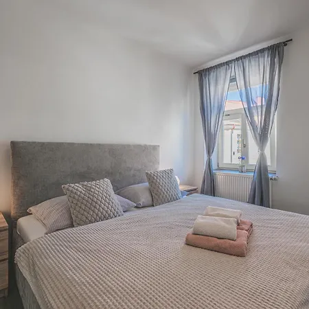 Velke Na Velkem Namesti S Vybavenou Kuchyni 公寓 *