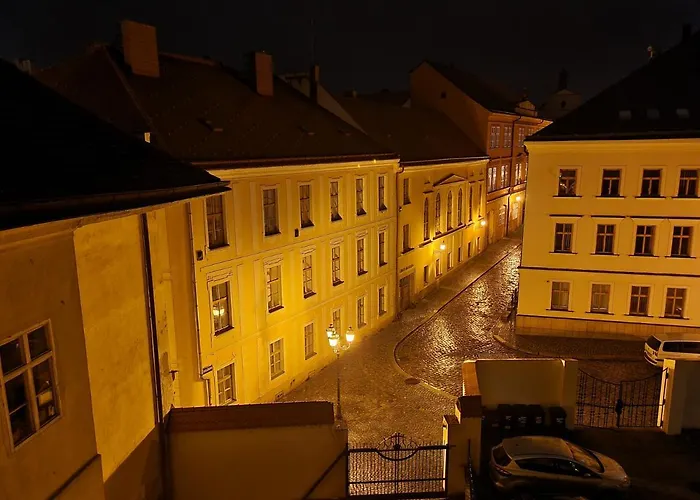 Apartment Velke Na Velkem Namesti S Vybavenou Kuchyni Hradec Kralove